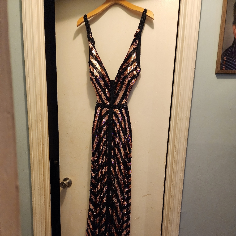 Elegant Sequin Striped Prom Dress - Black and Gold